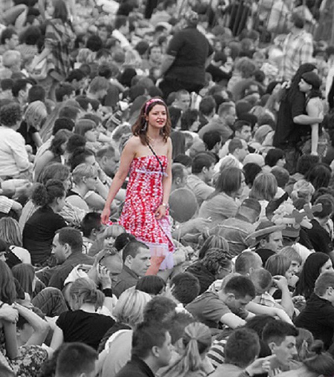 В толпе людей глаза. Много людей вокруг. Человек толпы. Один человек и много. Девушка среди толпы.