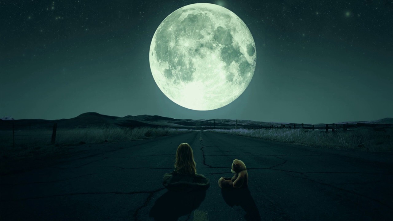 Посмотри на луну на улице великолепно. Луна арт. Мальчик, смотрящий на луну. Смотрит на луну арт. Человек смотрит на луну арт.