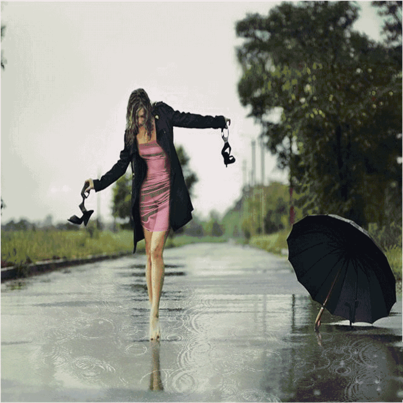 Дорогу мне я иду русской походкой. Девушка убегает. Девушка идет под дождем. Босиком под дождем. Девушка бежит под дождем.